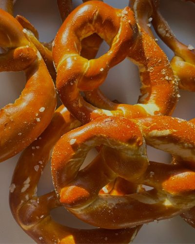 Frisch zubereitete Laugenbrezeln.