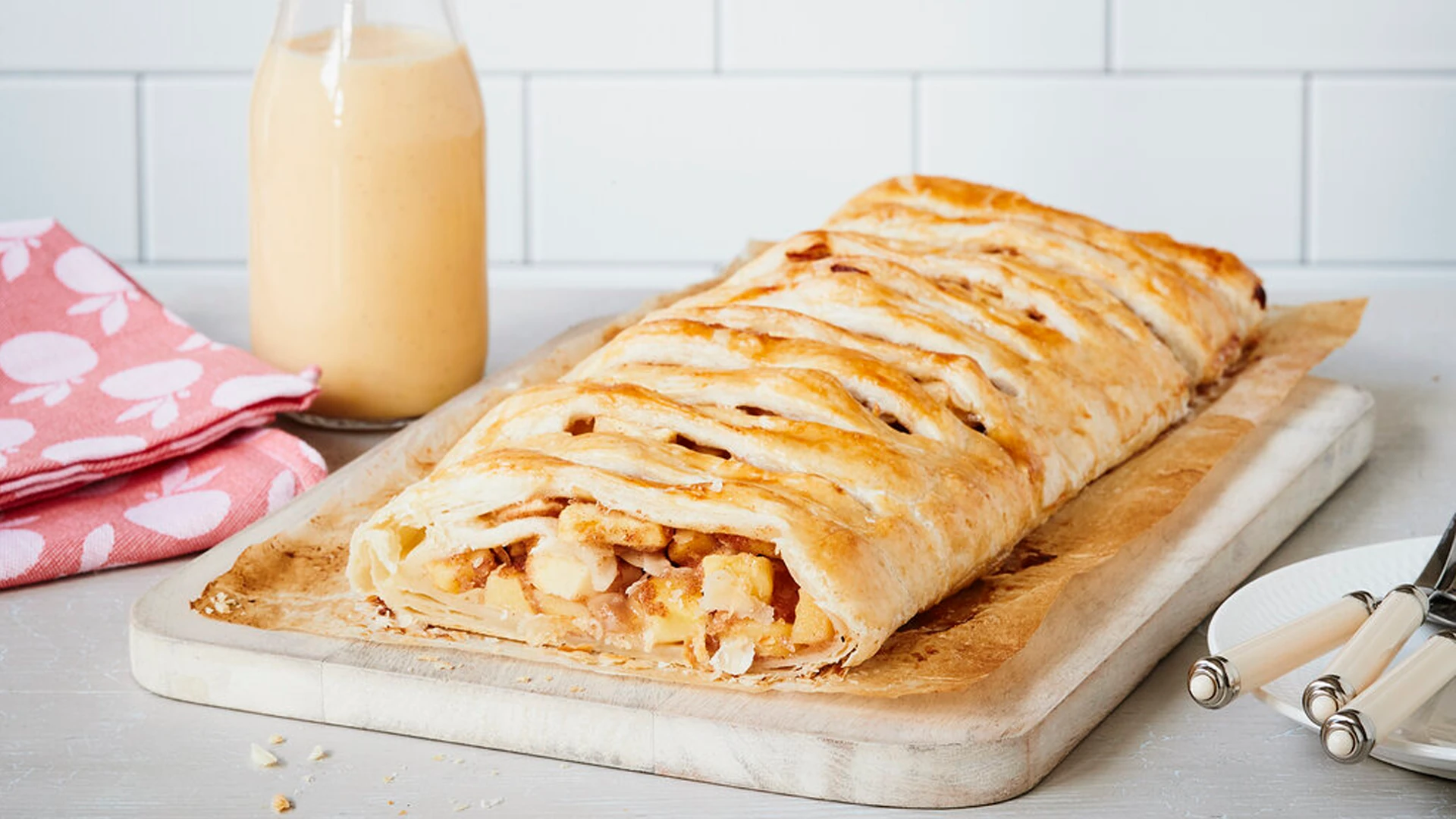 Frisch zubereiteter Apfelstrudel, nach Wiener Art mit Mandeln, Rosinen, Zimt, Vanillezucker und Rum.